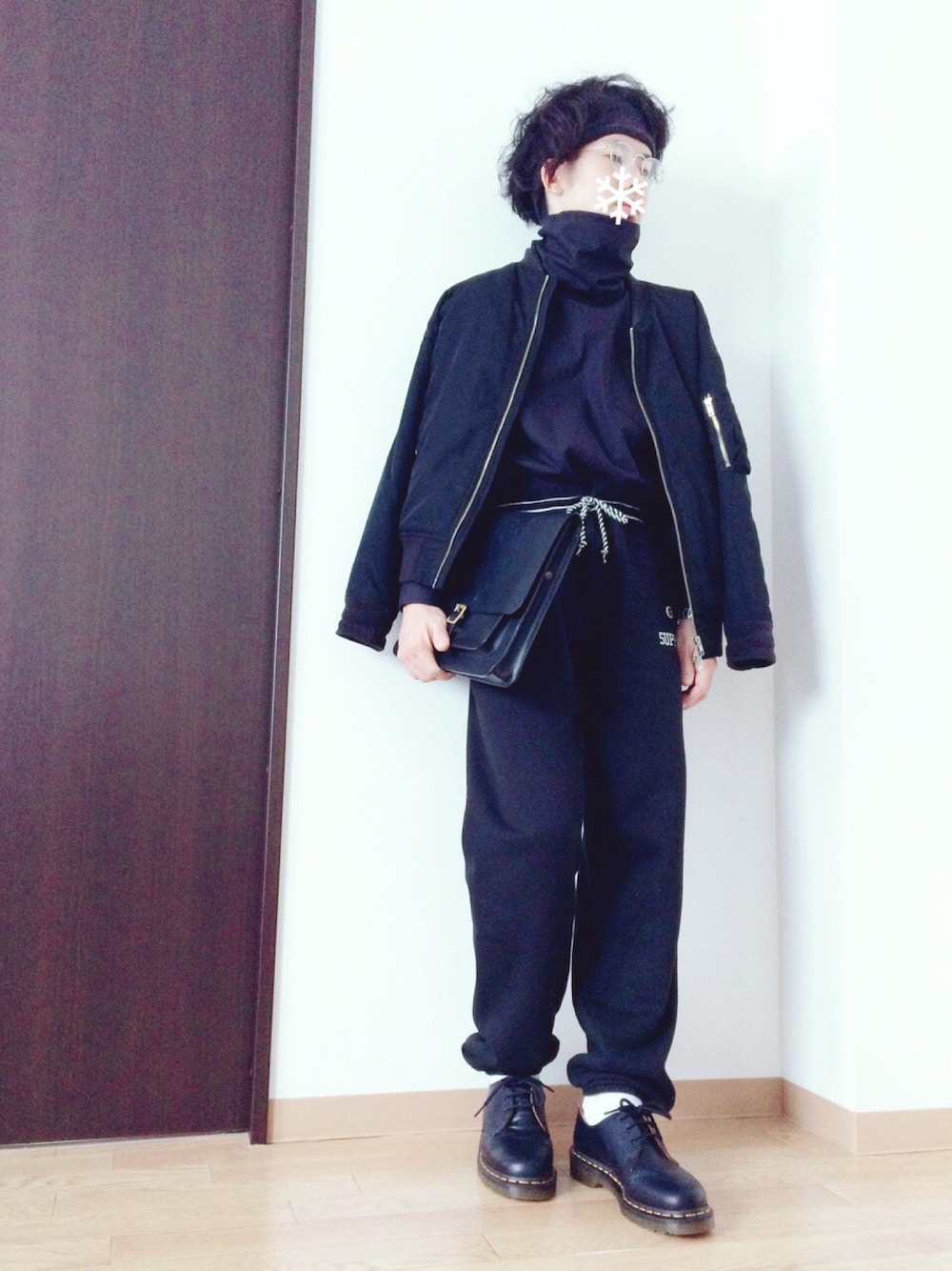 ブラック系のジャケット/アウター、ブラック系のTシャツ/カットソー、ブラック系のパンツを着用したメンズの冬コーディネートの1枚目の写真