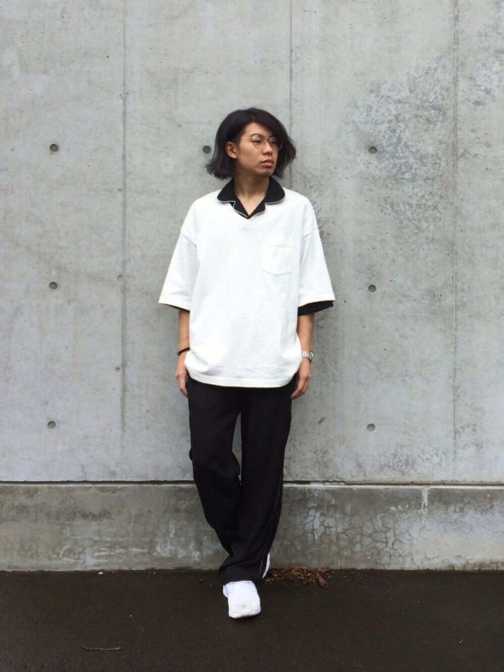 ホワイト系のTシャツ/カットソー、シャツ/ブラウス、ブラック系のその他パンツを着用したメンズの秋コーディネートの1枚目の写真