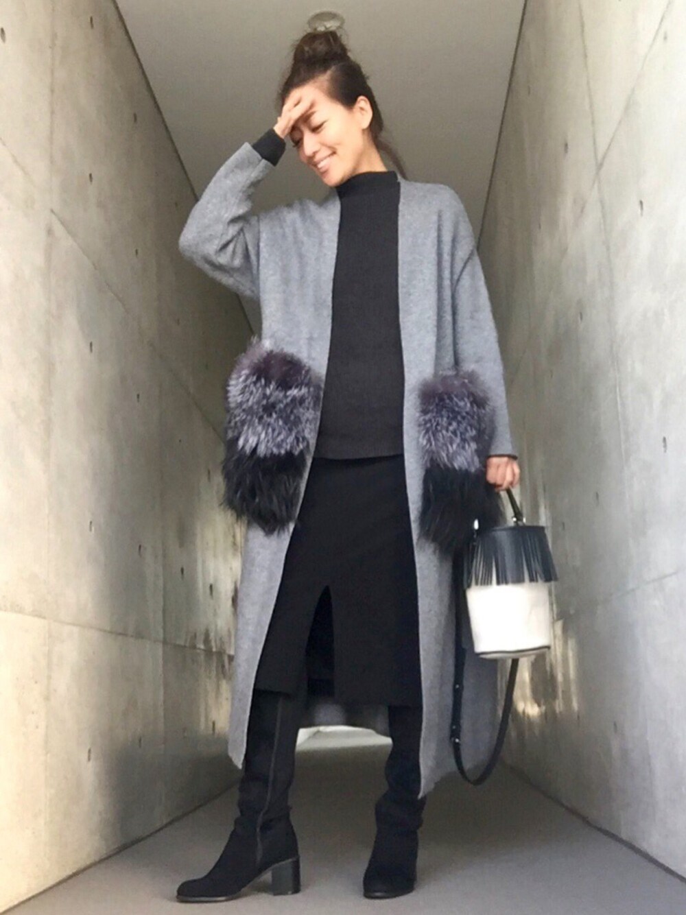 「ロングカーディガン、ロングコート、ファー小物、ブーツ、ワンピース、ニット、休日スタイル、冬、オトナ女子、寒い」｜yurikoさん（レディース・156cm）の冬コーディネートの1枚目の写真