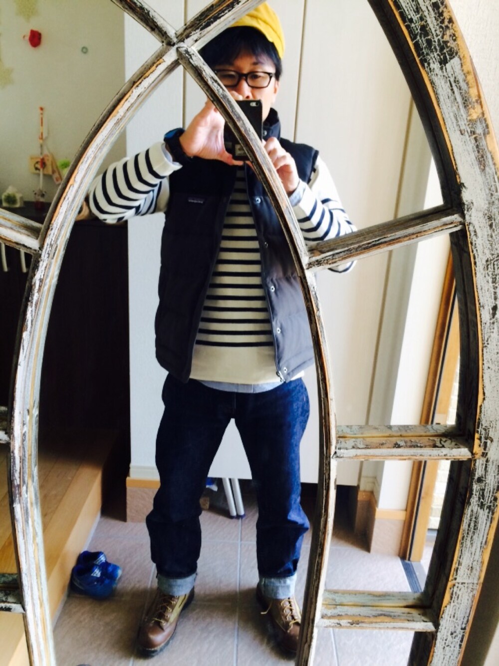 ホワイト系のニット/セーター、ブルー系のデニムパンツ、ブラウン系のブーツを着用したメンズの冬コーディネートの1枚目の写真