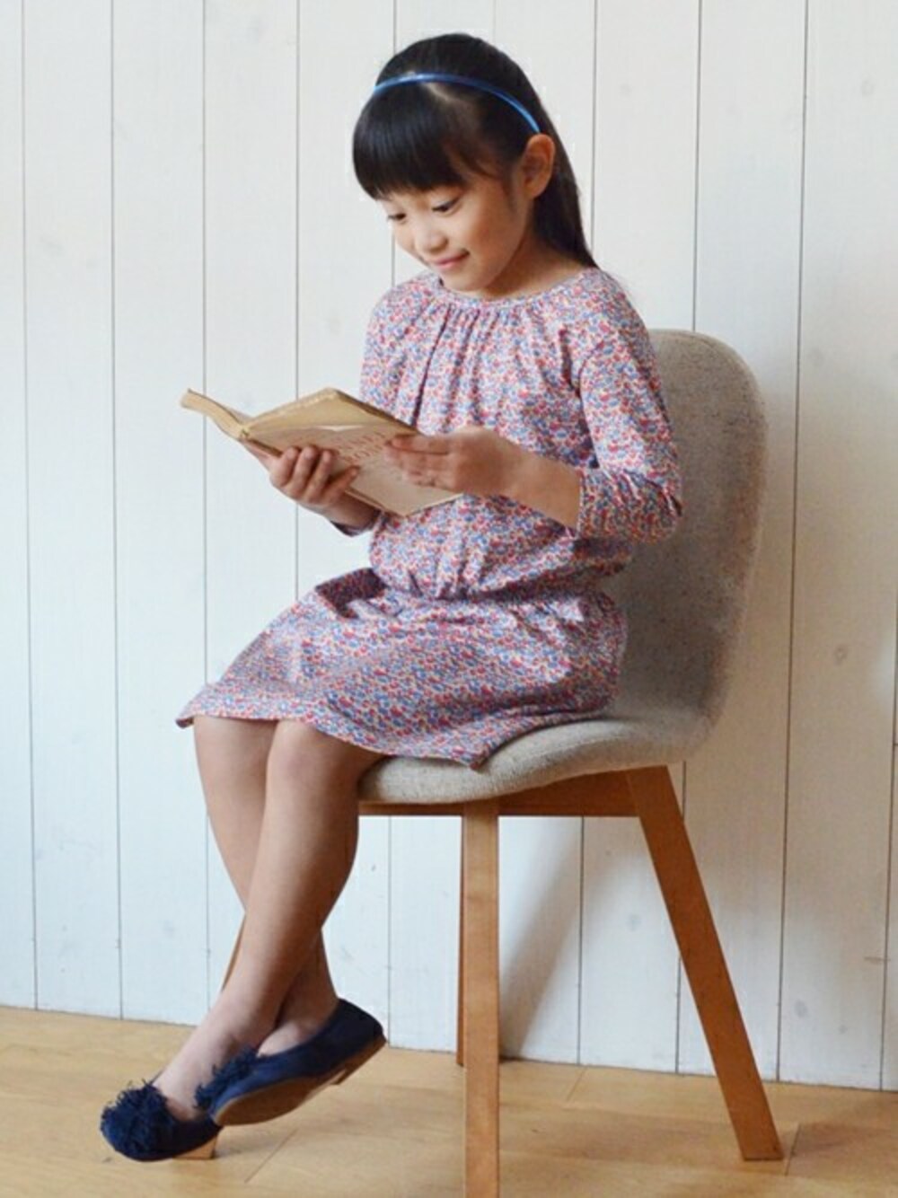 「ワンピース、SHIPS KIDS、リバティ」｜「SHIPSのSHIPS KIDS:リバティ 7分袖 ワンピース(kids)【SHIPS KIDS 25周年アイテム】（ワンピース、レッド系）」を使った、まりかちゃんさん（キッズ・120cm）の春コーディネートの1枚目の写真
