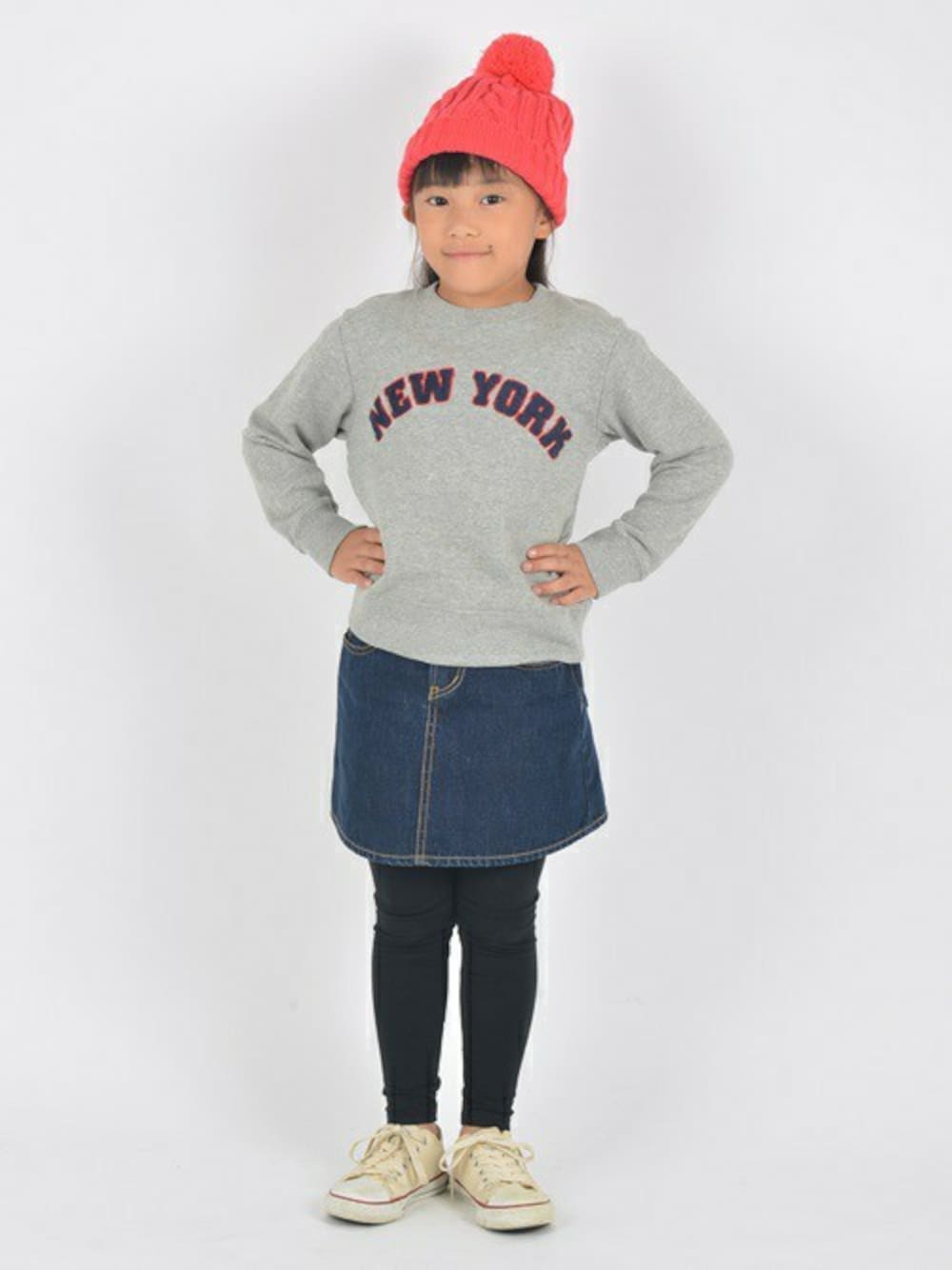 「ピンク、ニット帽、デニムスカート、ロゴスウェット、NEW YORK、SHIPS KIDS」｜「SHIPSのSHIPS KIDS:ロゴ スウェット(kids)（スウェット、グレー系）」を使った、まりかちゃんさん（キッズ・120cm）の秋コーディネートの1枚目の写真