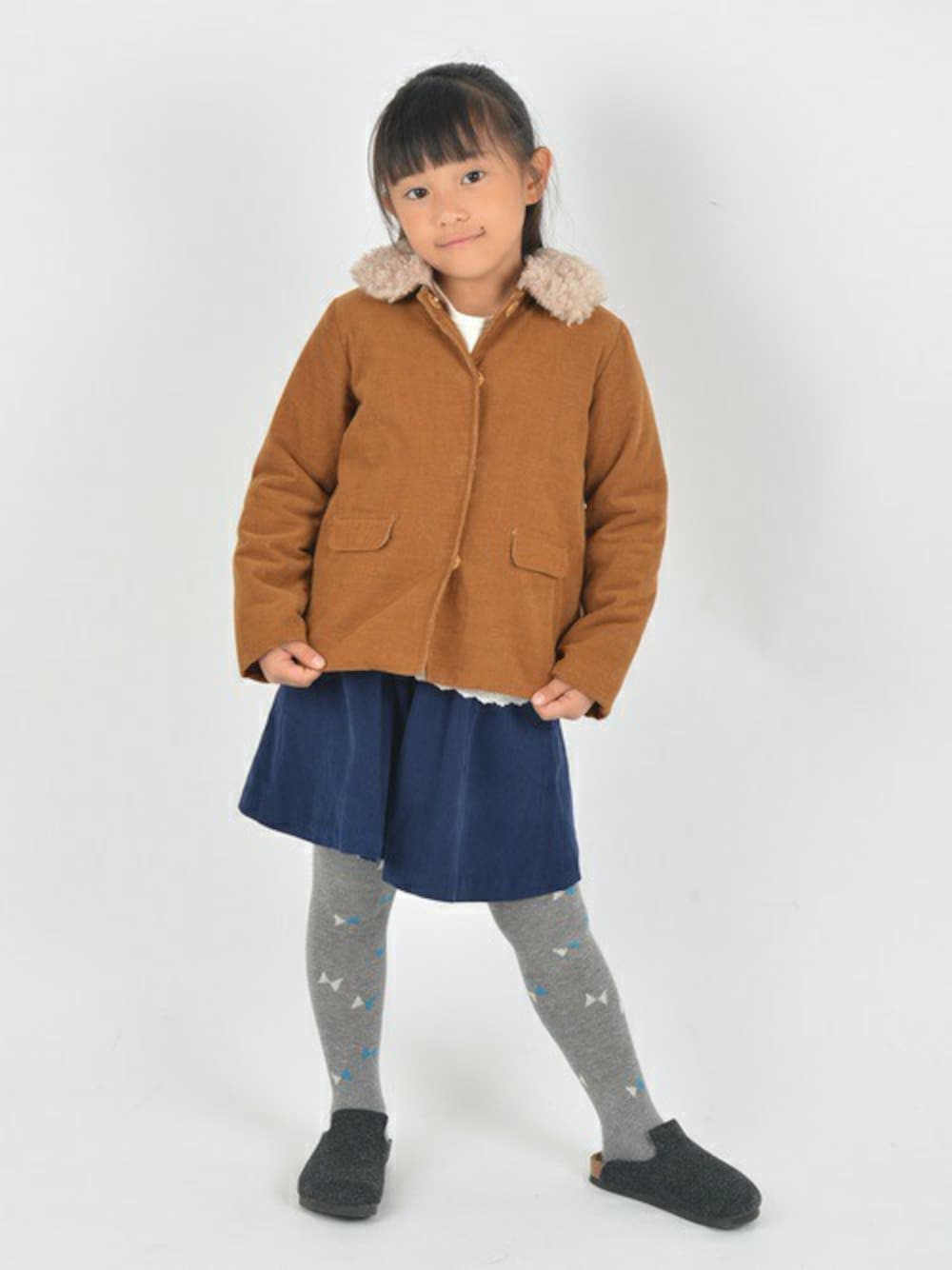 「コーデュロイ、ボア、リボン、Aラインコート、タイツ、ビルケンシュトック」｜「SHIPSのSHIPS KIDS:コーデュロイ Aライン コート(kids)（その他アウター、イエロー系）」を使った、まりかちゃんさん（キッズ・120cm）の冬コーディネートの1枚目の写真