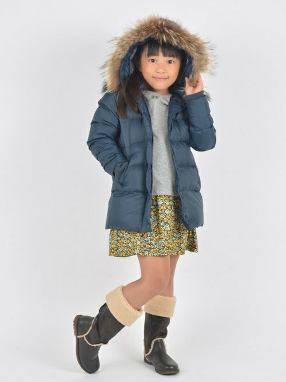 「ファー、ロングブーツ、ロングダウン、チャイニーズラクーン、UNISA」｜「SHIPSのSHIPS KIDS:ロング ダウン ジャケット(kids)（ダウンジャケット/コート、ブルー系）」を使った、まりかちゃんさん（キッズ・120cm）の冬コーディネートの1枚目の写真