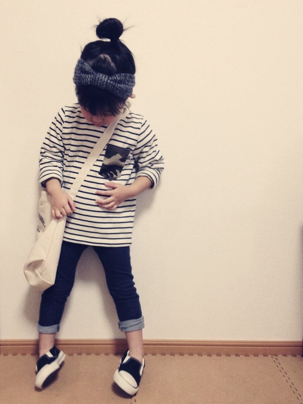 ブルー系のTシャツ/カットソー、ブラック系のスニーカー、ブルー系のデニムパンツを着用したキッズの冬コーディネートの1枚目の写真