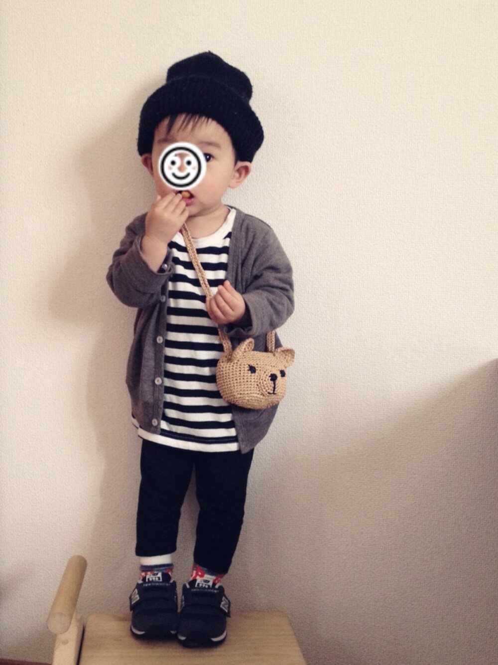 ブラック系のTシャツ/カットソー、グレー系のカーディガン/ボレロ、ベージュ系のショルダーバッグを着用したキッズの春コーディネートの1枚目の写真