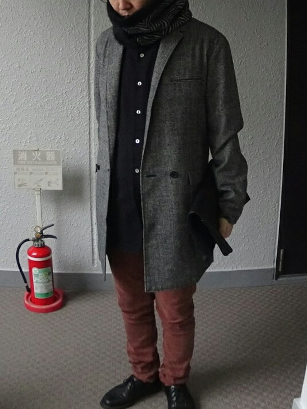 「チェスターコート、クラッチバッグ、スヌード」｜「SHAREEFの2TONE SNOOD（ストール/ショール、ブラック系）」を使った、Meさん（メンズ・170cm）の冬コーディネートの1枚目の写真