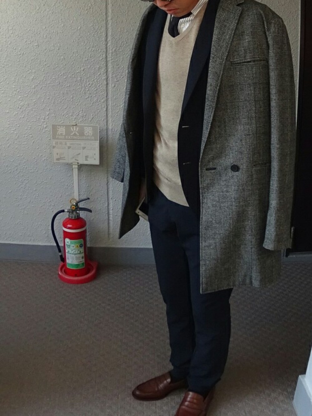 「ローファー、セットアップ、ビジネススタイル」｜「UNIQLOのコットンカシミヤＶネックセーター（ニット/セーター、ベージュ系）」を使った、Meさん（メンズ・170cm）の春コーディネートの1枚目の写真