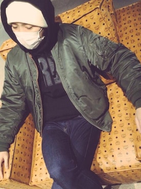 「carhartt」｜「アイテム（MA-1）」を使った、GOMAFU【singer】さん（メンズ・175cm）の冬コーディネート