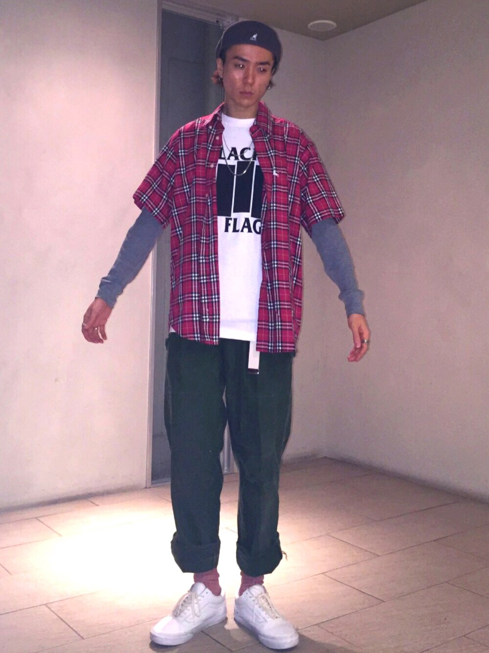 「ハンチング、KANGOL、ロックT、古着、カーゴパンツ、VANS、スニーカー、オールドスクール、alpha、burberry」｜「VANSのアイテム（スニーカー、ホワイト系）」を使った、GOMAFU【singer】さん（メンズ・175cm）の春コーディネートの1枚目の写真