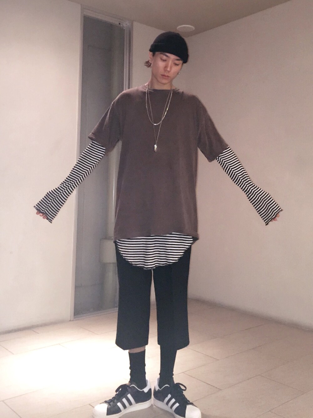「サマーニット、ボーダー、ワイドパンツ、靴下、adidas、adidas originals、古着、H&M、スニーカー、ディズニー」｜「adidasのオリジナルス スーパースター80s[SS 80s]（スニーカー、ブラック系）」を使った、GOMAFU【singer】さん（メンズ・175cm）の春コーディネートの1枚目の写真
