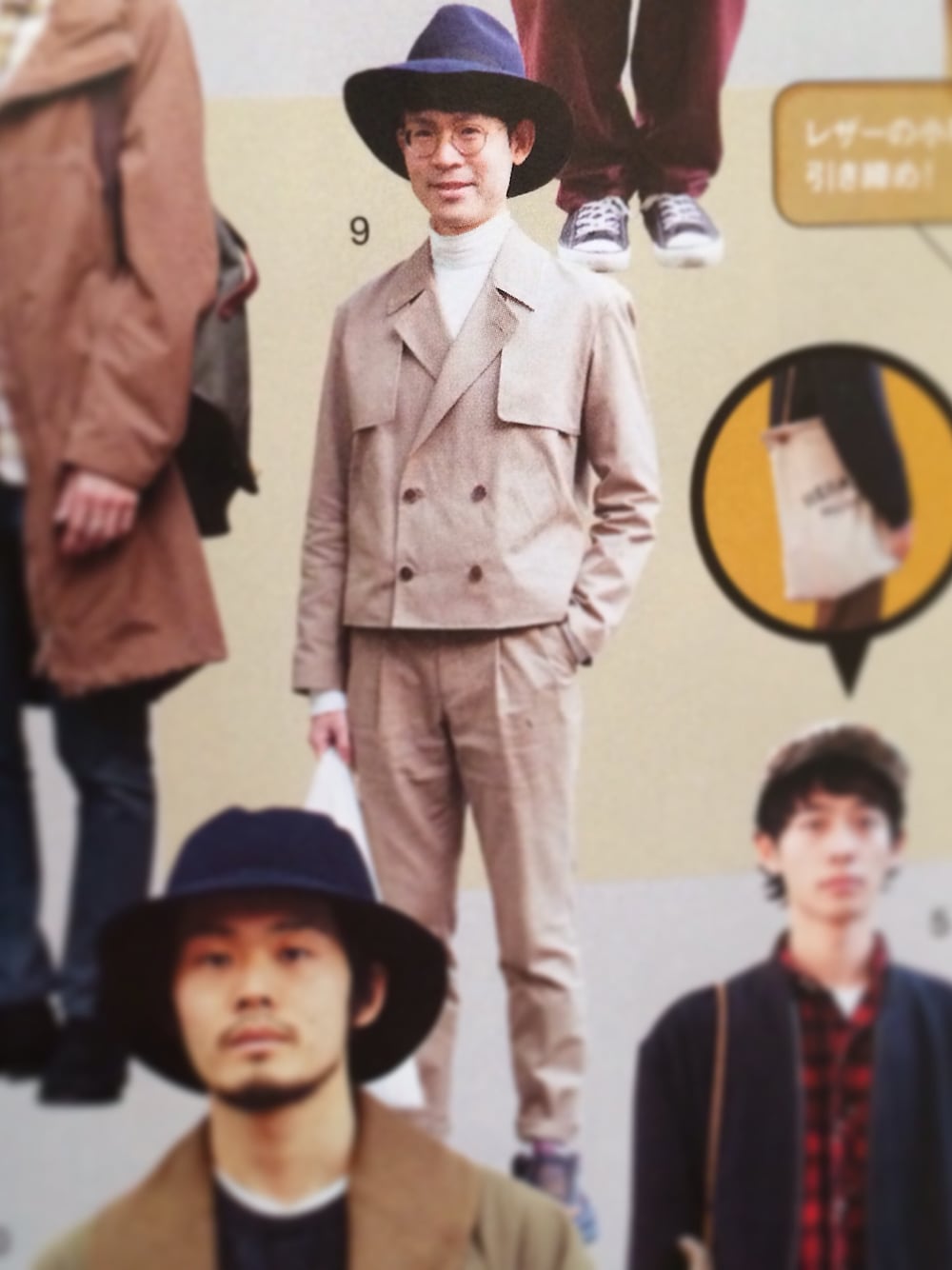 ベージュ系のトレンチコート、ベージュ系のチノパンツ、ホワイト系のTシャツ/カットソーを着用したメンズの春コーディネートの1枚目の写真