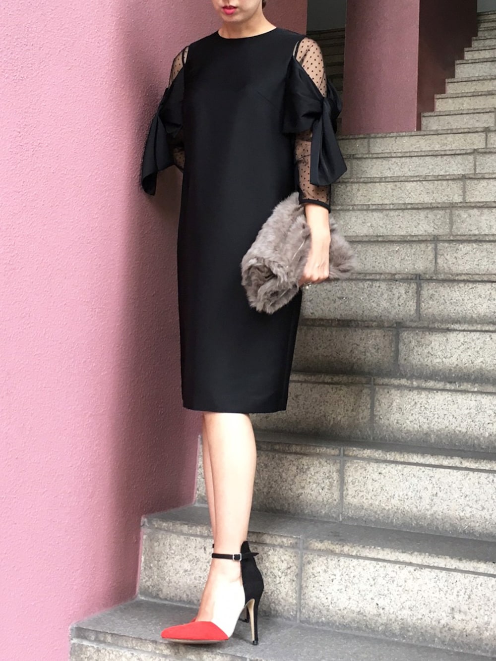 ブラック系のその他トップスを着用したレディースの冬コーディネートの1枚目の写真