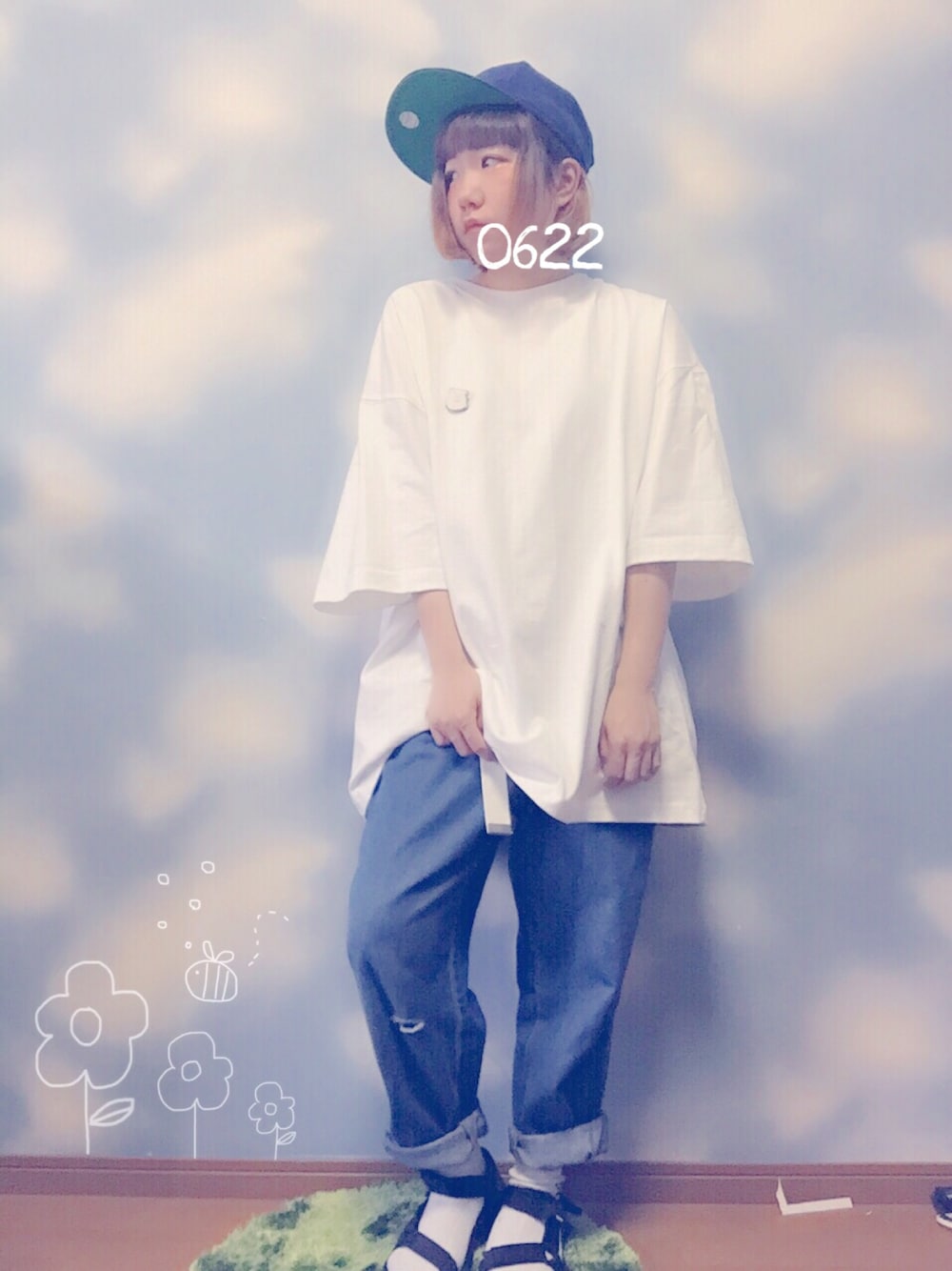 ホワイト系のTシャツ/カットソー、ブルー系のデニムパンツ、ブラック系のサンダルを着用したレディースの夏コーディネートの1枚目の写真