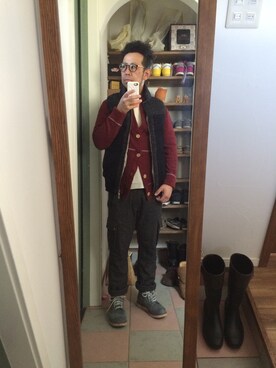 「TOMORROWLAND （トゥモローランド）のアイテム（ニット/セーター、レッド系）」を使った、MAKOTOさん（メンズ）の冬コーディネート