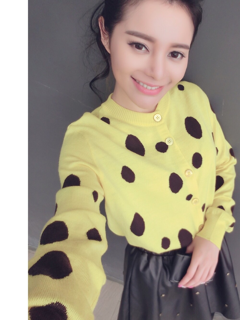 「fashion、cartoon、yellow、swag、Cute、WEARBOOKエントリー、wearsg」｜「MOSCHINOのアイテム（スウェット、イエロー系）」を使った、candyiceさん（レディース・164cm）の冬コーディネートの1枚目の写真