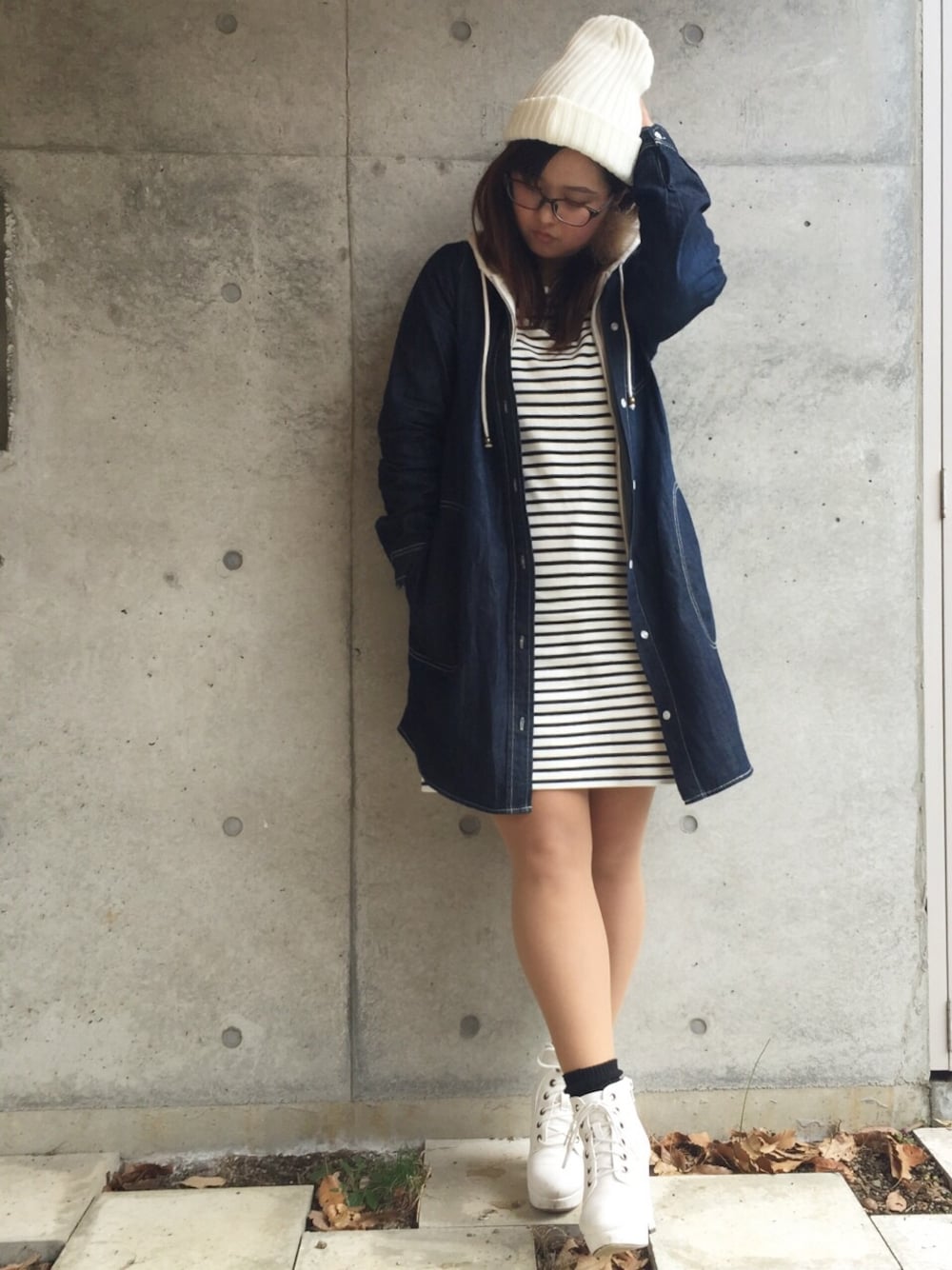 「襟付きワンピース、デニム、デニムワンピース、ボーダーワンピース、パーカー、ニットキャップ」｜「PAGEBOYのアイテム（パーカー、グレー系）」を使った、きょんぴぃさん（レディース・154cm）の春コーディネートの1枚目の写真
