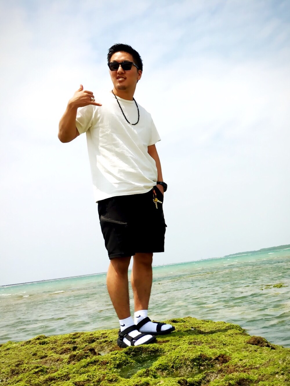 ホワイト系のTシャツ/カットソーを着用したメンズの春コーディネートの1枚目の写真