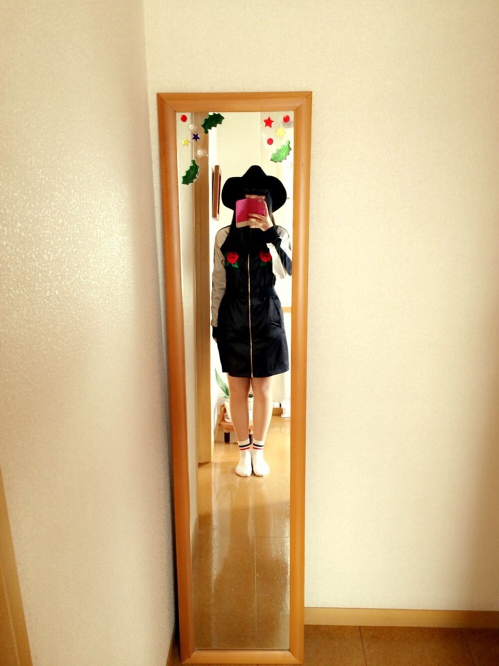 「KAWI JAMELE、cool、girl、rose、スカジャン、女優帽」｜「KAWI JAMELEのアイテム（ワンピース、ブラック系）」を使った、ＪＵＮＡさん（メンズ・153cm）の春コーディネートの1枚目の写真