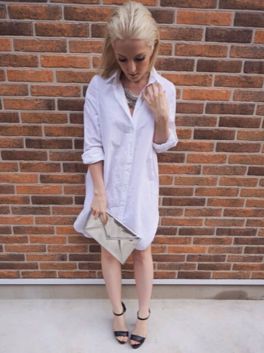 「shirtdress、dress、H&M、simple、hair、Japan、blonde hair、シンプル、シンプルコーデ、シャツワンピース」｜「H&Mのアイテム（シャツワンピース、ホワイト系）」を使った、osharegirl さん（レディース・163cm）の春コーディネートの1枚目の写真