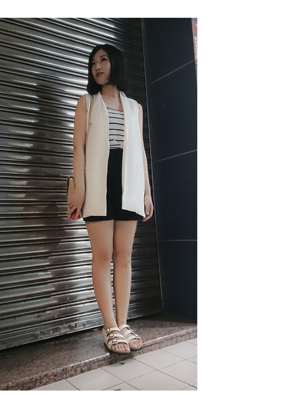 ホワイト系のテーラードジャケット、ブルー系のその他パンツ、ホワイト系のサンダルを着用したレディースの秋コーディネートの1枚目の写真