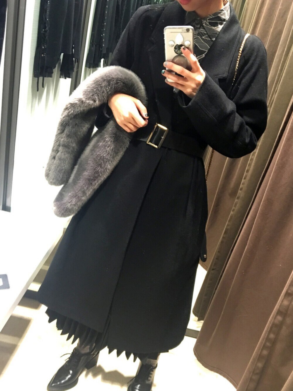 「モノトーン、サッシュベルト、冬コーデ、ワントーンコーデ、ストール、ファー、モード、ロングコート」｜「LEMAIREのアイテム（チェスターコート、ブラック系）」を使った、mahoさん（レディース・157cm）の秋コーディネートの1枚目の写真