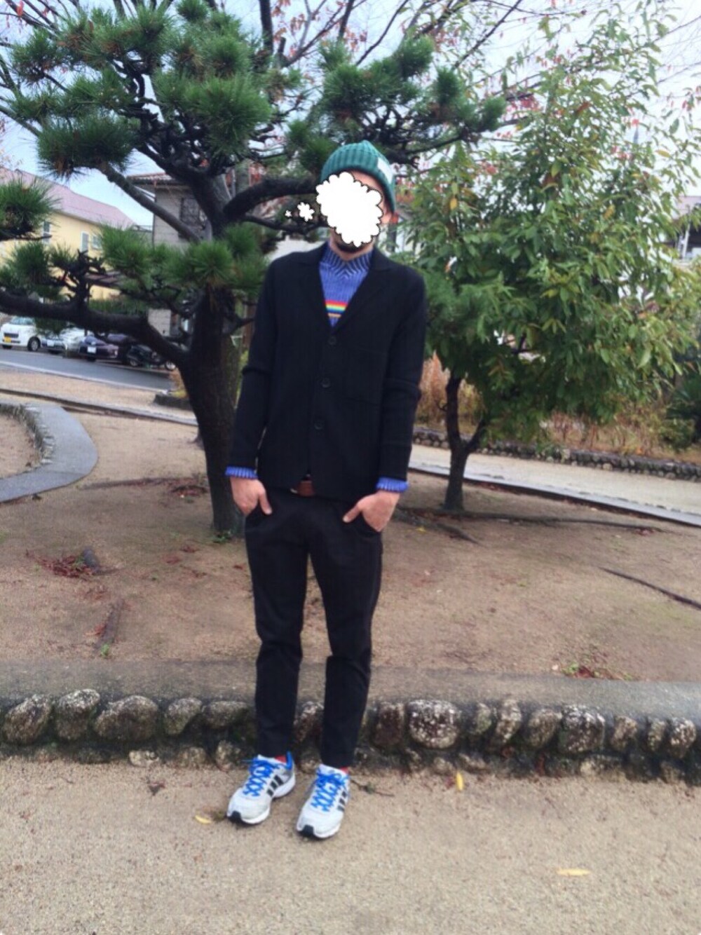 ブラック系のジャケット/アウター、ブルー系のニット/セーター、ブラック系のその他パンツを着用したメンズの秋コーディネートの1枚目の写真