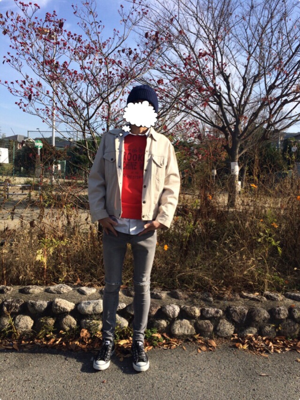 ホワイト系のデニムジャケット、レッド系のスウェット、グレー系のデニムパンツを着用したメンズの秋コーディネートの1枚目の写真