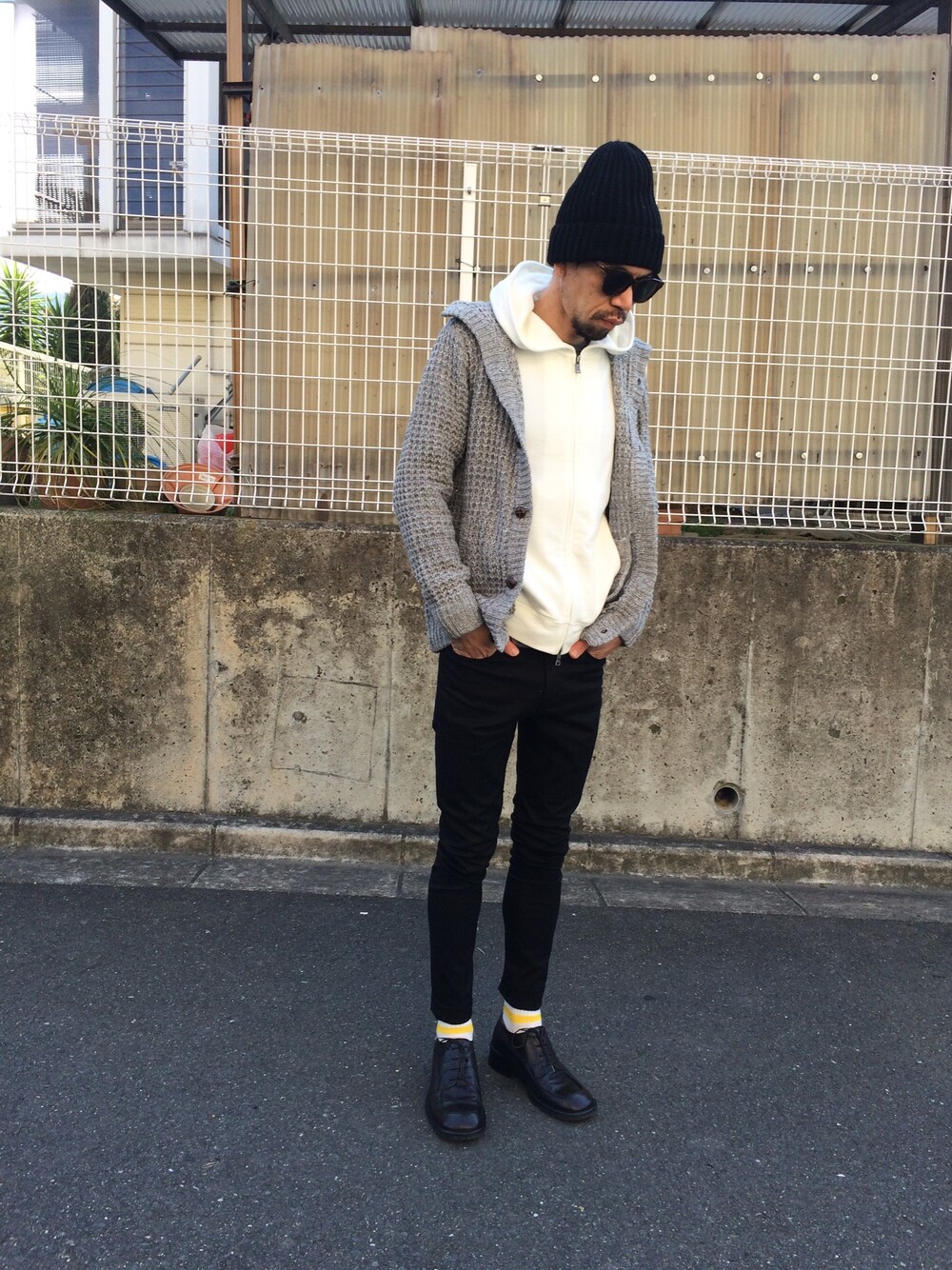 グレー系のカーディガン/ボレロ、ブラック系のその他パンツ、ホワイト系のパーカーを着用したメンズの冬コーディネートの1枚目の写真