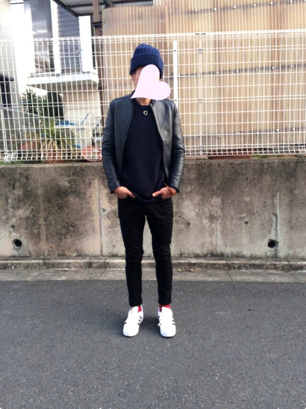 ブルー系のライダースジャケット、ブラック系のその他パンツ、ホワイト系のスニーカーを着用したメンズの冬コーディネートの1枚目の写真