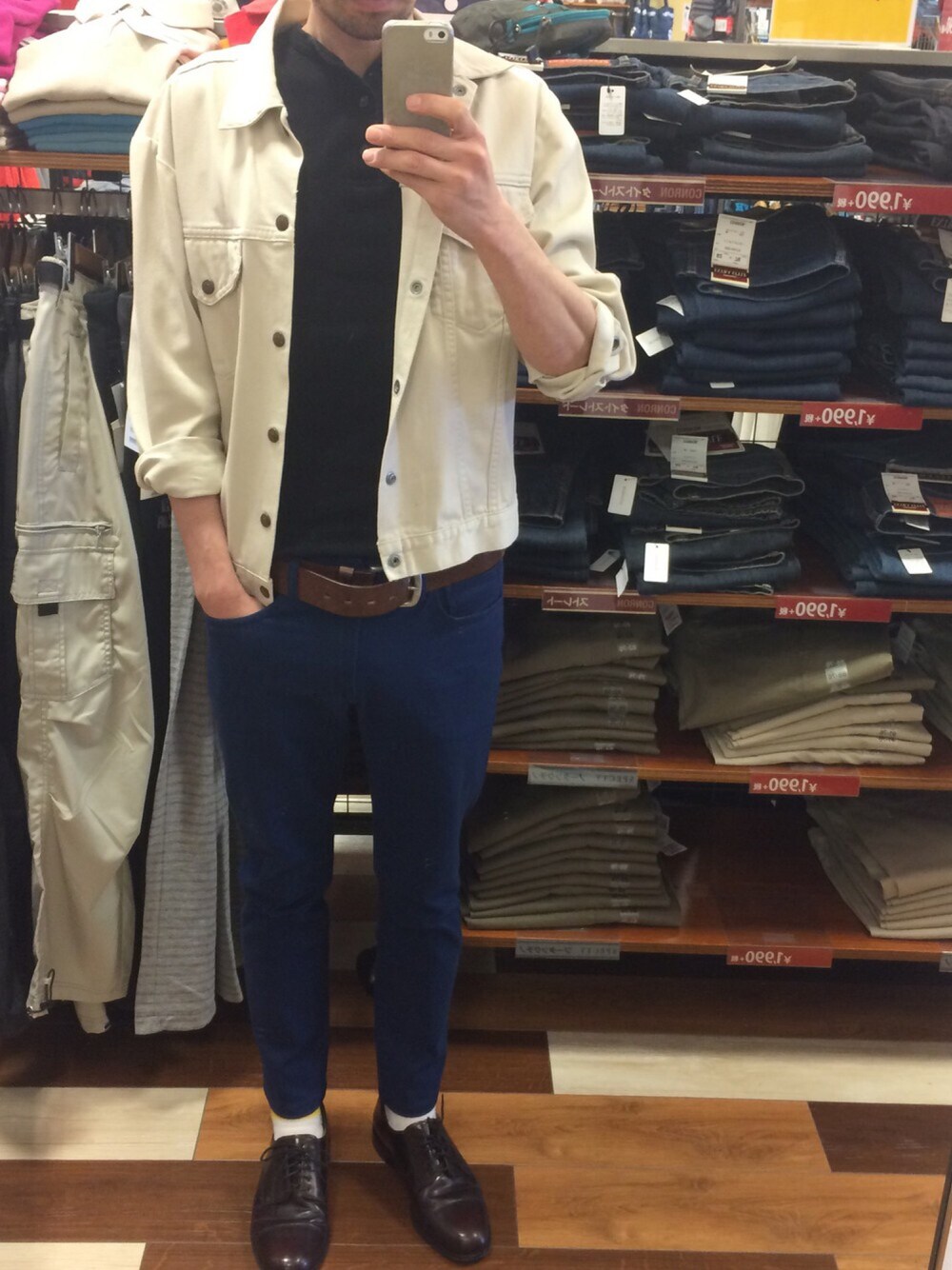 ブルー系のその他パンツ、ブラウン系のドレスシューズ、ホワイト系のデニムジャケットを着用したメンズの春コーディネートの1枚目の写真