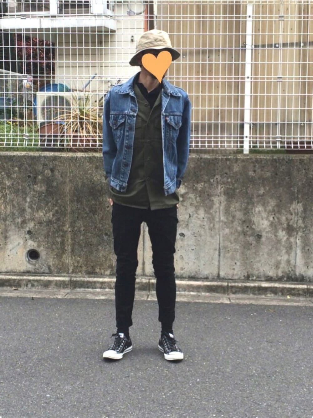 ブラック系のその他パンツ、ブラック系のスニーカー、ブルー系のデニムジャケットを着用したメンズの春コーディネートの1枚目の写真