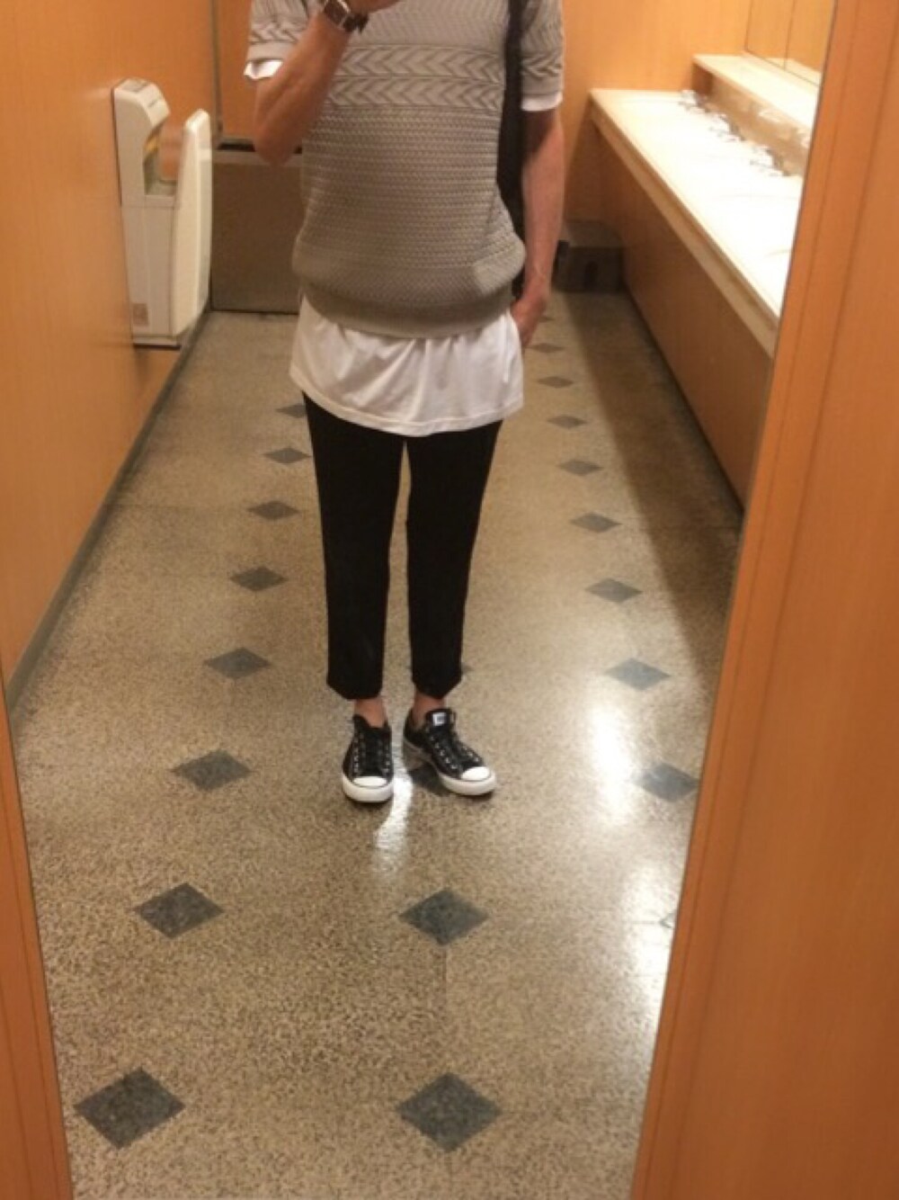 ベージュ系のTシャツ/カットソー、ホワイト系のTシャツ/カットソー、ブラック系のその他パンツを着用したメンズの夏コーディネートの1枚目の写真