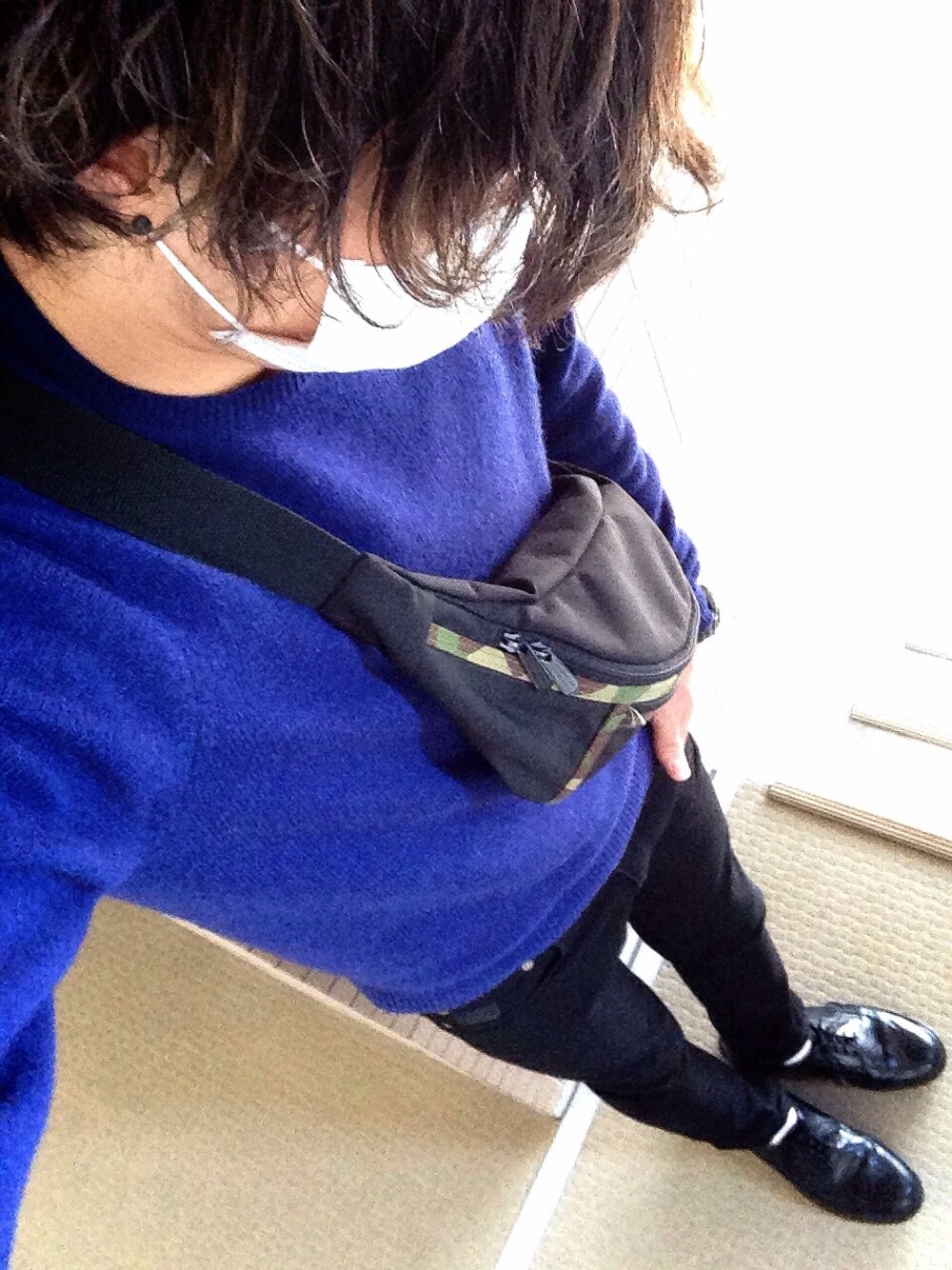 「ニット、ユニクロ、革靴、白ソックス、モード」｜「NANO universeのApril77（エイプリル77）/ DOOM BLACK（デニムパンツ、ブラック系）」を使った、smskさん（メンズ・178cm）の春コーディネートの1枚目の写真