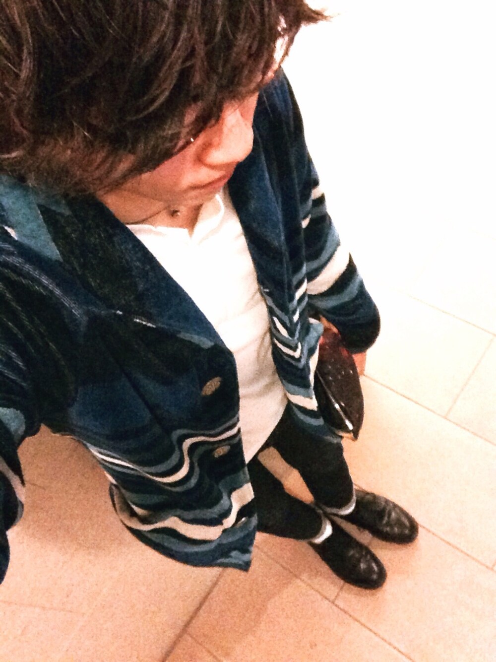 「スキニー、クラッチバック、ユニクロ、白ソックス、青×白、beams plus、ヘンリーネック」｜「Dr. MartensのDr.Martens 3989 BROGUE SHOE
（ドレスシューズ、ブラック系）」を使った、smskさん（メンズ・178cm）の春コーディネートの1枚目の写真