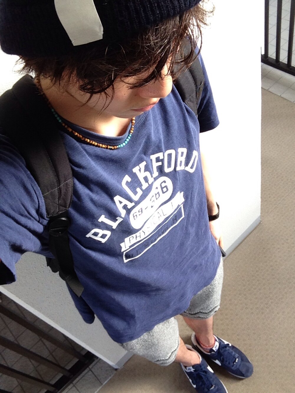 「スニーカー、ヘアバンド、ネイビー、ナイキ、スポーツミックス、ハーフパンツ、青いTシャツ」｜「NORTH WORKSのNORTH WORKS メッセージバングル（バングル/リストバンド、シルバー系）」を使った、smskさん（メンズ・178cm）の夏コーディネートの1枚目の写真
