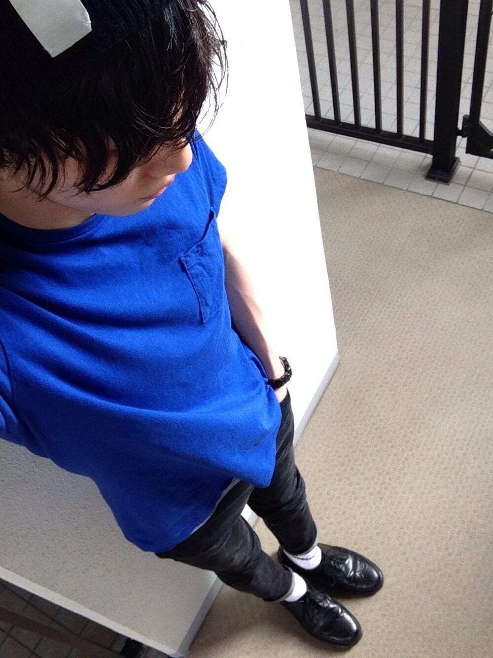 「ニット帽、白ソックス、Tシャツ×デニム、青いTシャツ」｜「BEAMSのHANES×BEAMS / 別注 ポケットTEE（Tシャツ/カットソー、ブルー系）」を使った、smskさん（メンズ・178cm）の夏コーディネートの1枚目の写真