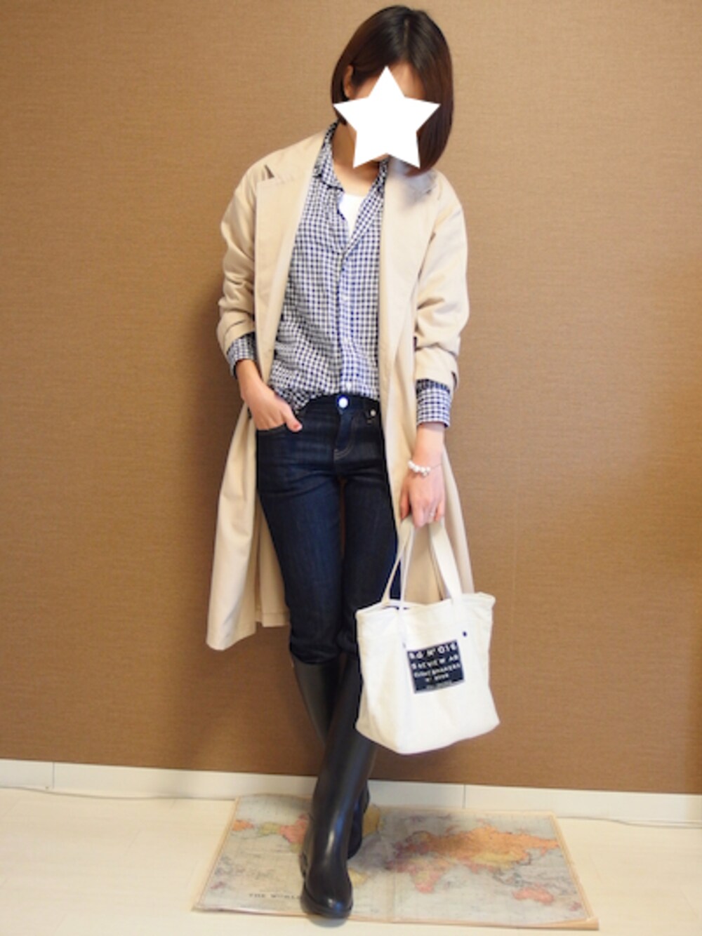 「デニム、シンプル、トレンチコート、チェックシャツ、レインブーツ、UNIQLO、ブロックチェック、プチプラ、雨の日コーデ」｜「アイテム（ニット/セーター、ホワイト系）」を使った、SioAiさん（レディース・161cm）の春コーディネートの1枚目の写真