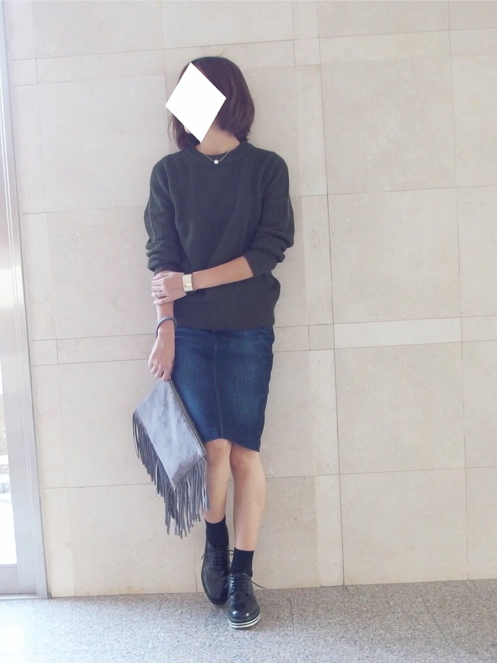 「秋服、GU、カジュアル、デニム、デニムスカート、オジ靴、靴下、シンプル、フリンジ、クラッチバッグ」｜「UNIQLOのアイテム（デニムスカート、ブルー系）」を使った、SioAiさん（レディース・161cm）の秋コーディネートの1枚目の写真