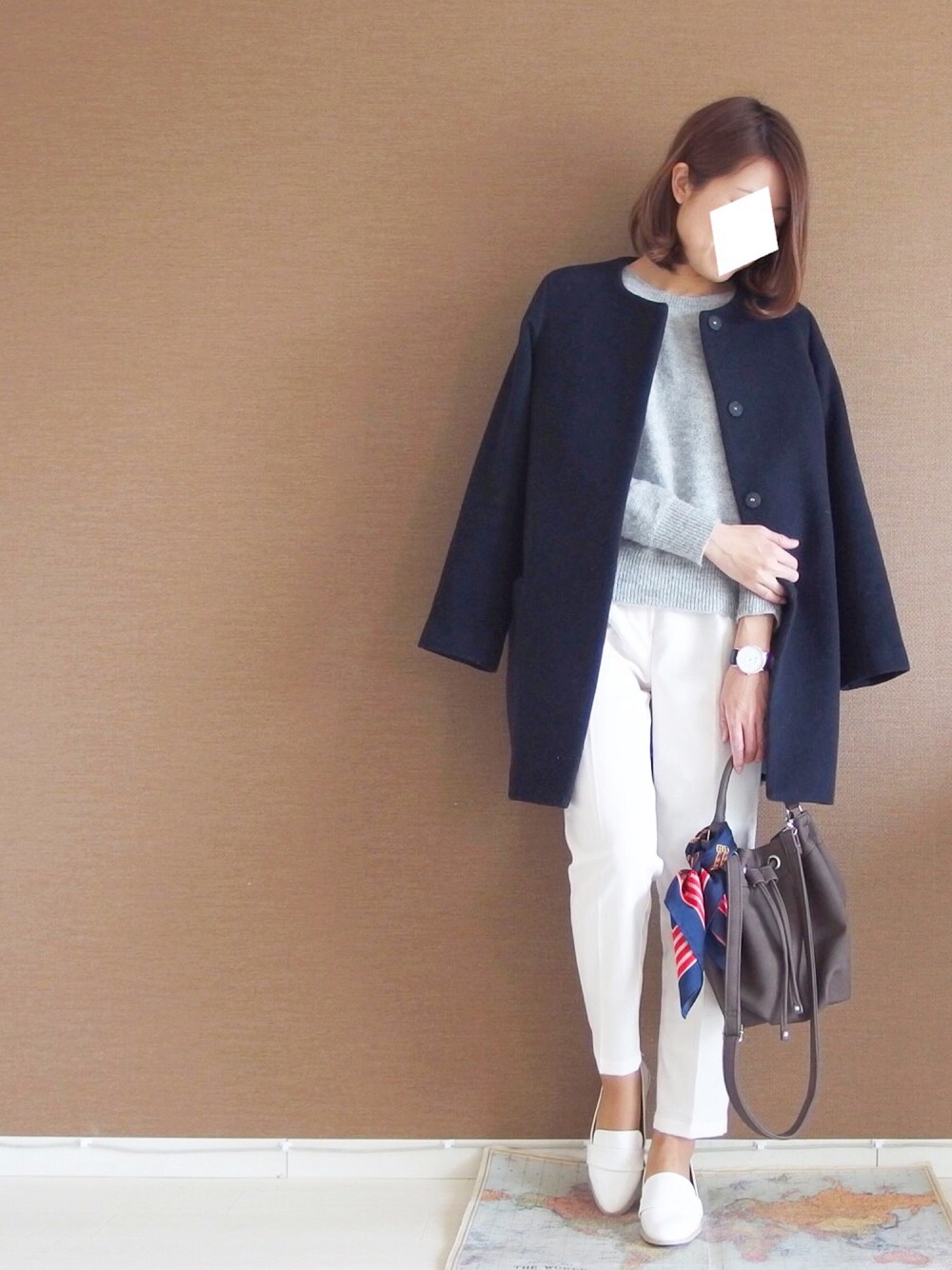 「春コーデ、ホワイト、テーパードパンツ、プチプラ、スカーフ、キレイめ、UNIQLO、ノーカラーコート、シンプルコーデ、ootd」｜「UNIQLOのアイテム（ニット/セーター、グレー系）」を使った、SioAiさん（レディース・161cm）の春コーディネートの1枚目の写真