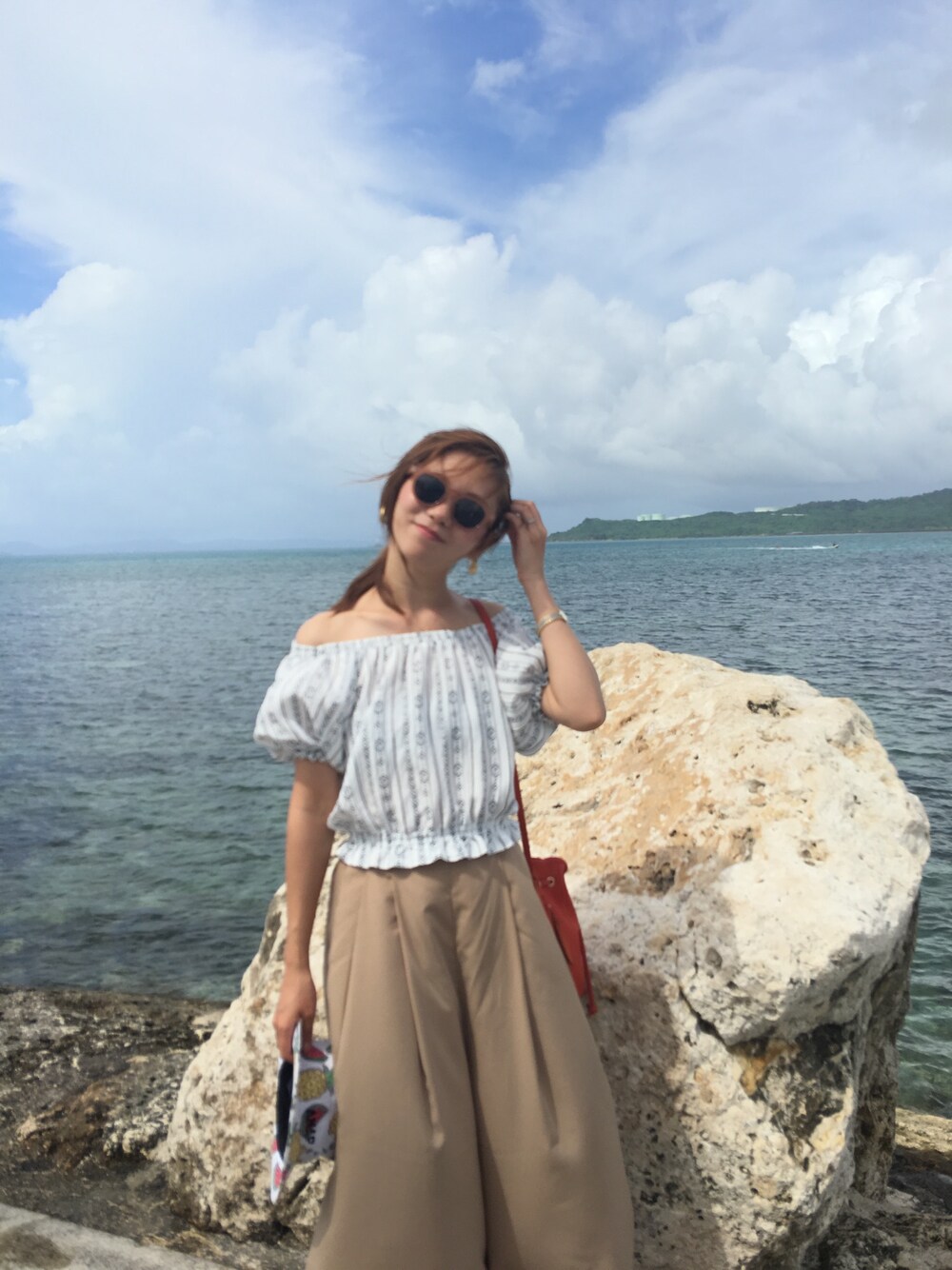 「EMODAのボストンフレームサングラス（サングラス、ブラック系）」を使った、イェンさん（レディース・164cm）の夏コーディネートの1枚目の写真