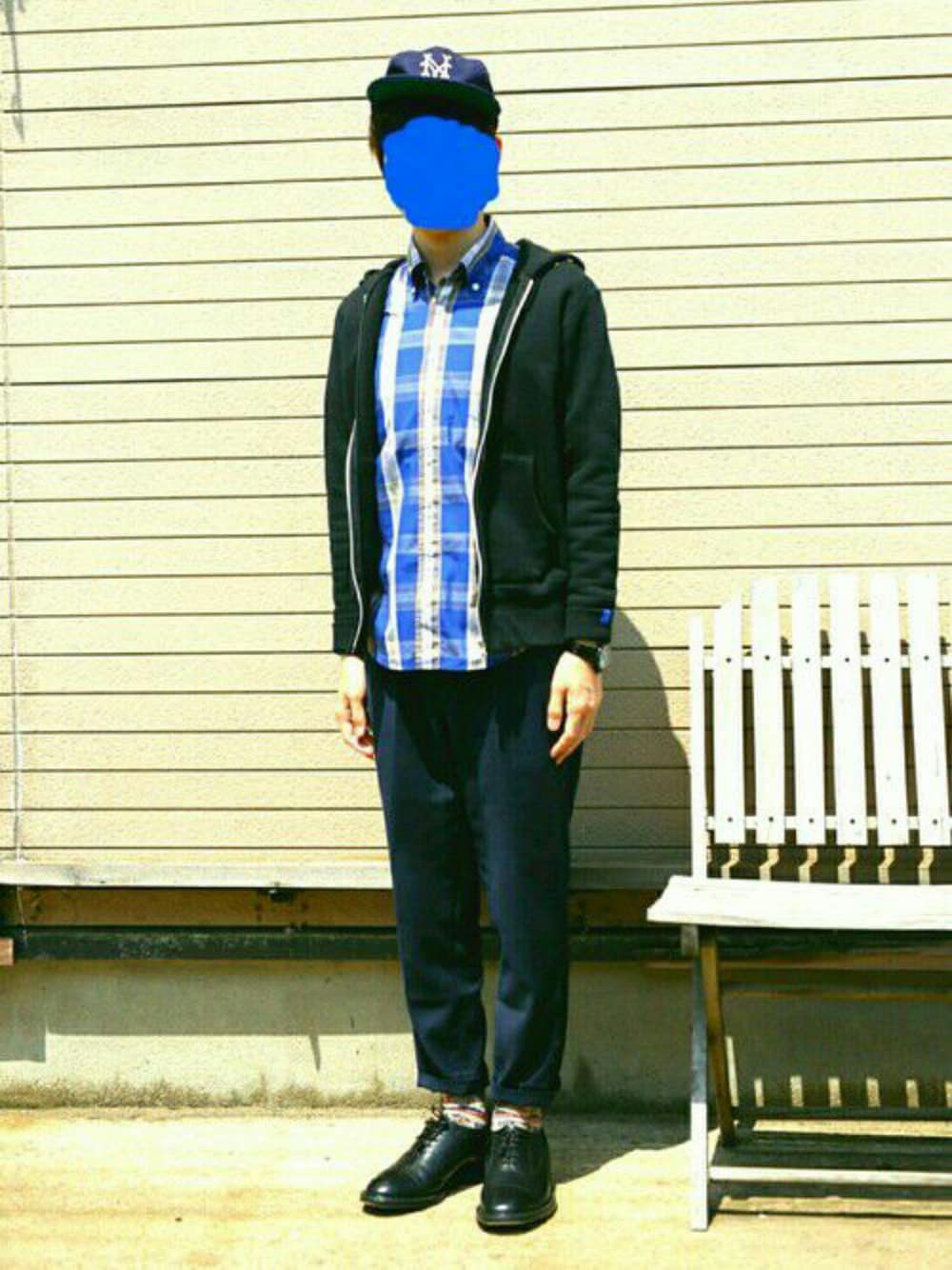 ブルー系のスラックス、ブラック系のパーカー、ブルー系のシャツ/ブラウスを着用したメンズの春コーディネートの1枚目の写真