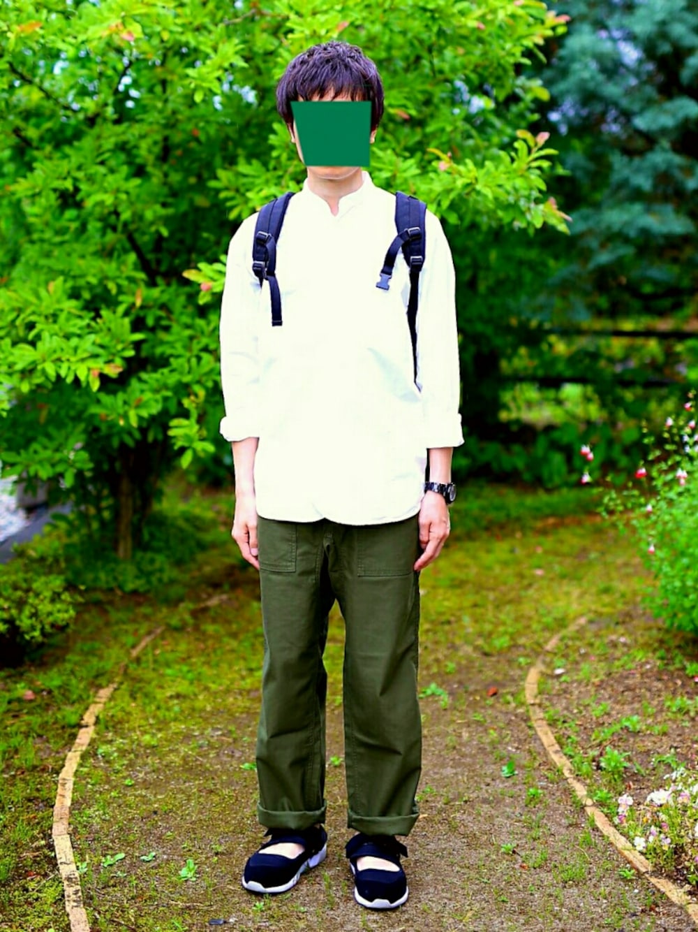 ブラック系のバックパック/リュック、グリーン系のカーゴパンツ、ホワイト系のシャツ/ブラウスを着用したメンズの夏コーディネートの1枚目の写真