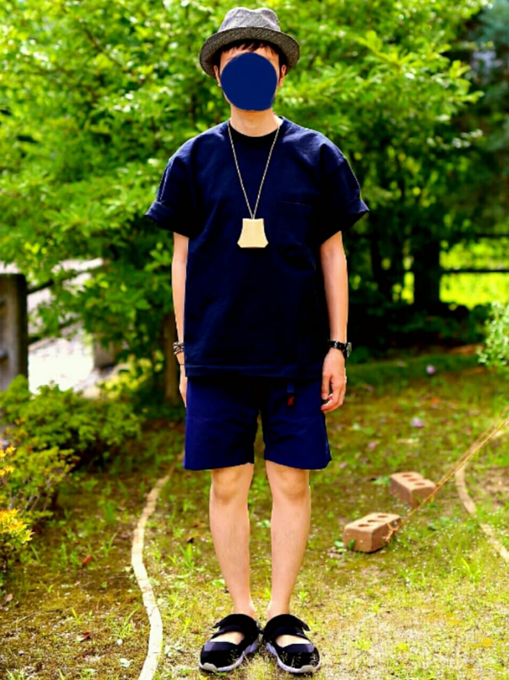 ブラック系のサンダル、ブラック系のTシャツ/カットソー、ブルー系のその他パンツを着用したメンズの夏コーディネートの1枚目の写真