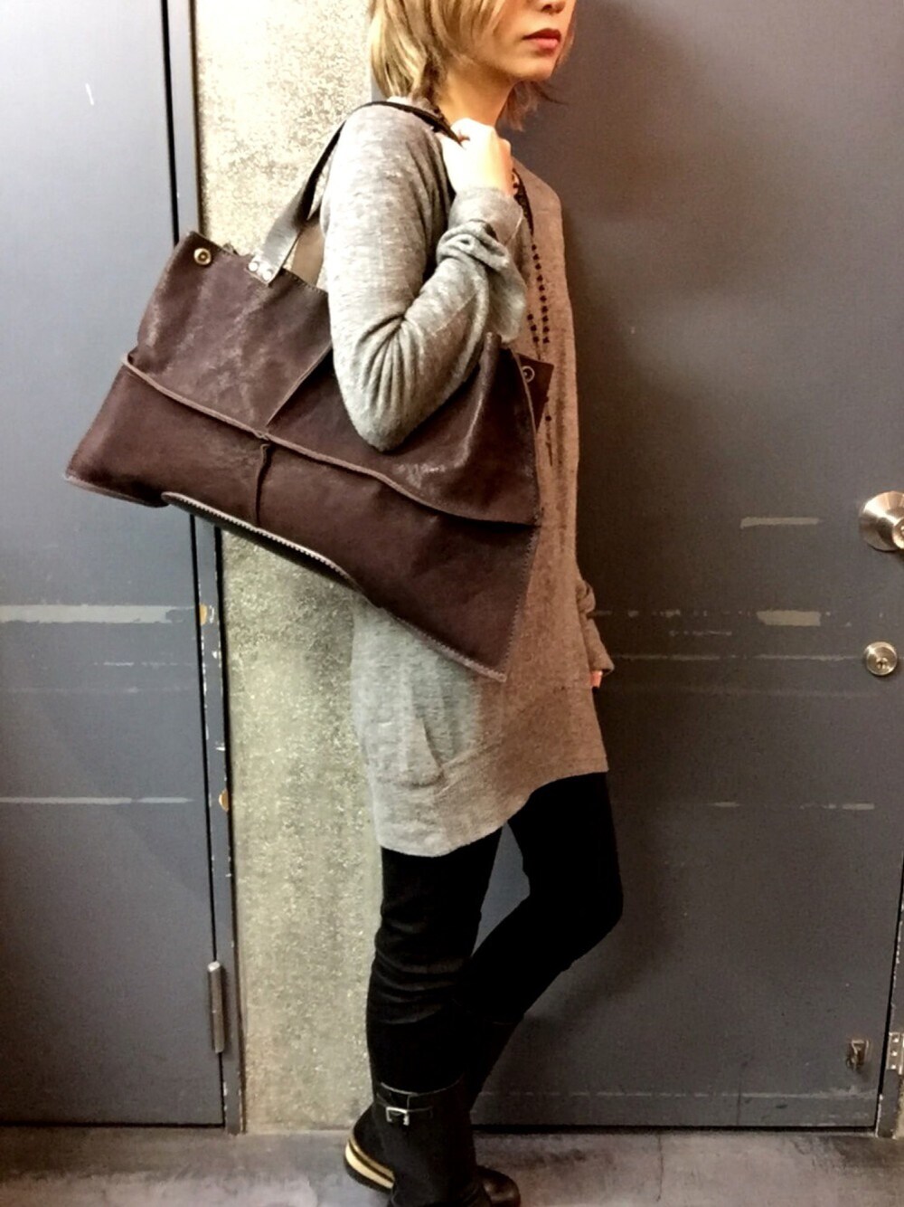 「Ain soph、アインソフ、革、レザー、レザーバッグ、トートバッグ、ラクダ革、エンジニアブーツ」｜「Ain Sophのラクダ革トートバッグ：ASE353-CMS (Color:Camel,DarkBrown)（トートバッグ、ブラウン系）」を使った、Ain Sophさん（レディース・157cm）の冬コーディネートの1枚目の写真