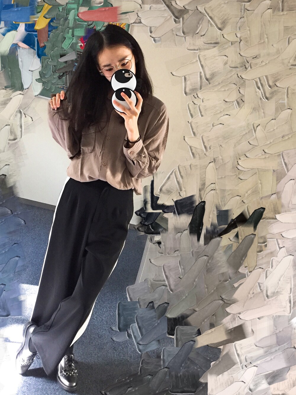 「秋のコーデ、ジャージーパンツ、オトナカジュアル、SLY、CHARLES＆KEITH、HELK、学校、目玉」｜「SLYのアイテム（シャツ/ブラウス、ベージュ系）」を使った、Moe Furukawaさん（レディース・169cm）の秋コーディネートの1枚目の写真