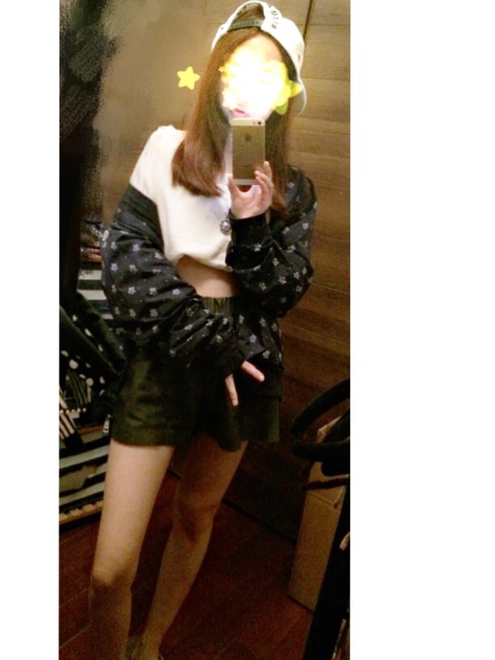 「MONCLERのアイテム（スタジャン、ブラック系）」を使った、ゆきさん（レディース・159cm）の秋コーディネートの1枚目の写真