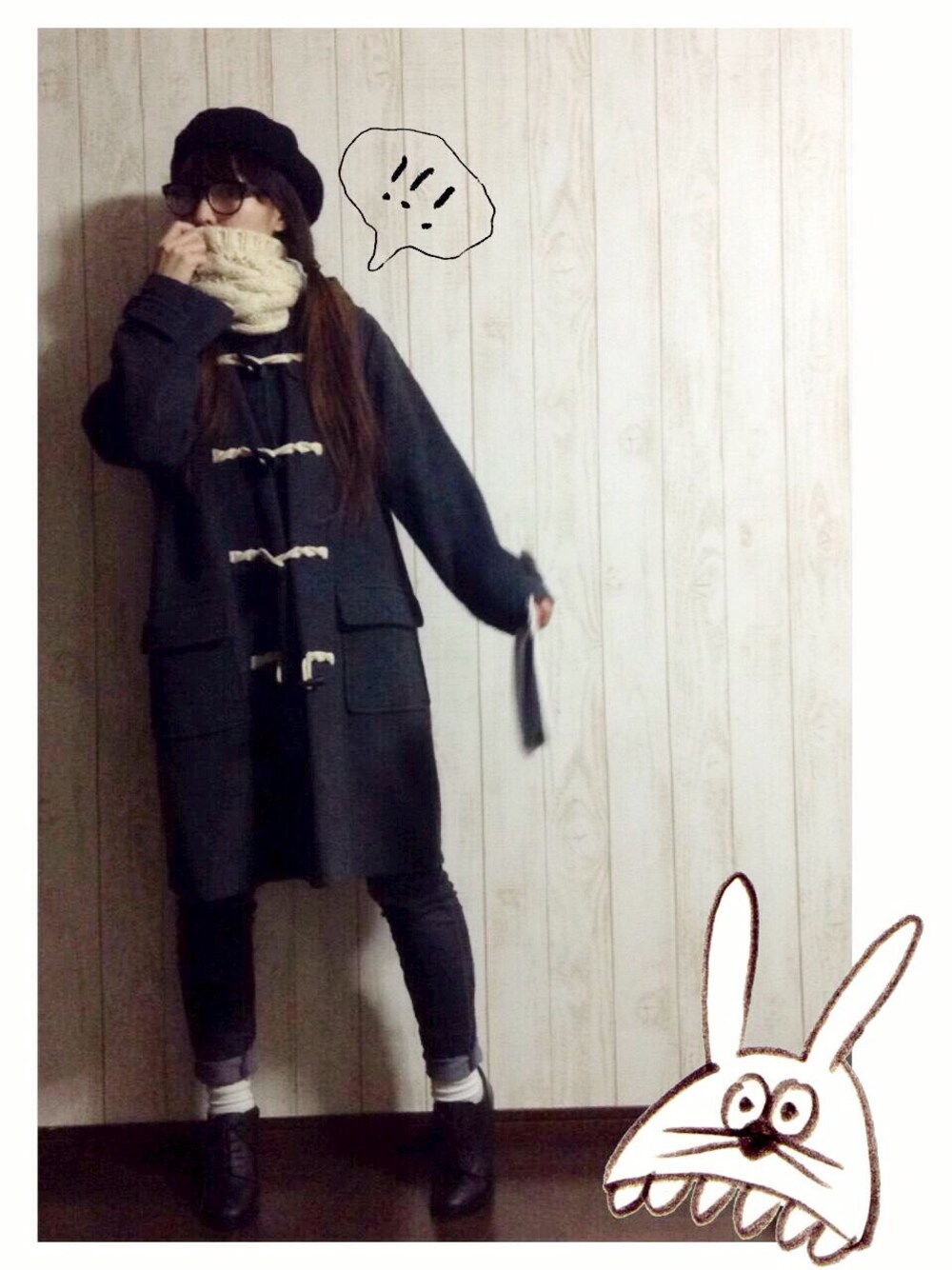 ベージュ系のクラッチバッグ、グレー系のダッフルコート、ブラック系のブーティを着用したレディースの冬コーディネートの1枚目の写真