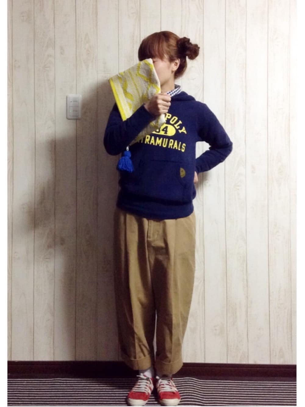 イエロー系のクラッチバッグ、ブルー系のスウェット、ブルー系のシャツ/ブラウスを着用したレディースの春コーディネートの1枚目の写真