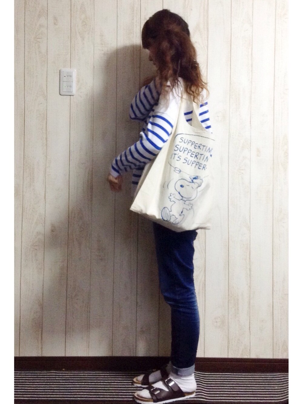 ブルー系のTシャツ/カットソー、ブルー系のシャツ/ブラウス、ベージュ系のトートバッグを着用したレディースの夏コーディネートの1枚目の写真